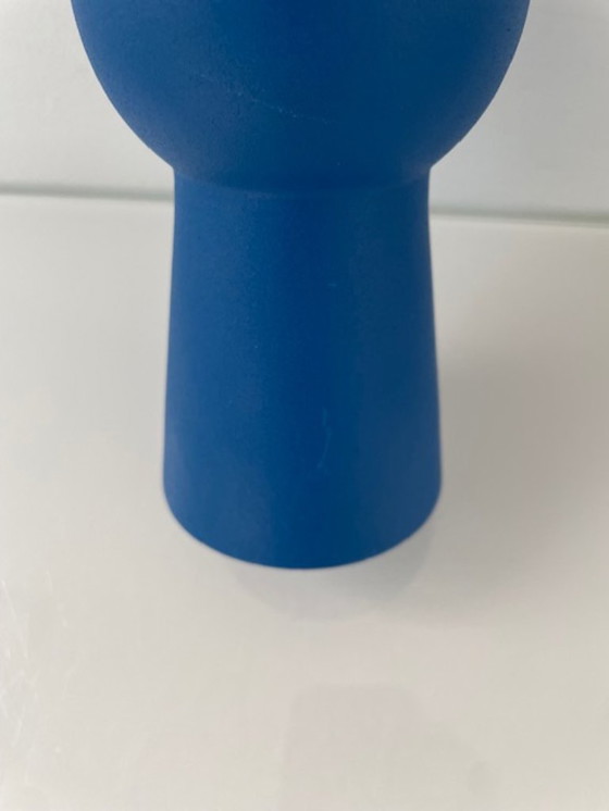 Image 1 of Jarrón de diseño moderno azul fabricado en aluminio con recubrimiento en polvo.