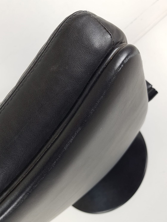 Image 1 of Sillón giratorio Artifort F142 de piel negra con base redonda
