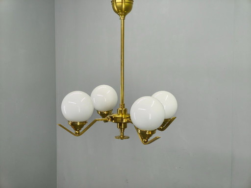 Lámpara de araña Art Déco ajustable de latón con cristal opalino, década de 1930.