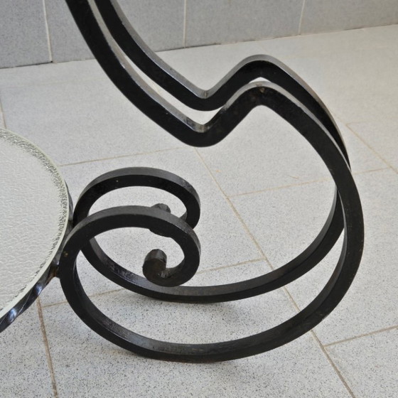 Image 1 of Vintage bijzettafel/salontafel uit de jaren 50, zwart metaal en mat glas.