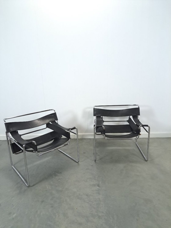 Image 1 of Réplica de la silla Wassily con cuero negro y cromo