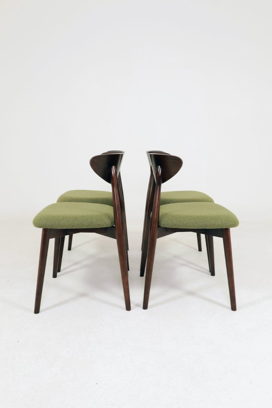 Image 1 of Moderne set van 4 eetkamerstoelen, avocadogroene stof en donker walnootkleurig beukenhout