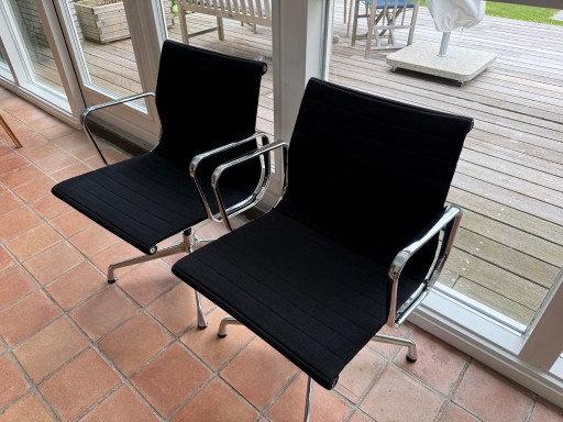 2x Vitra Eames EA 108 Nero Hopsak chairs