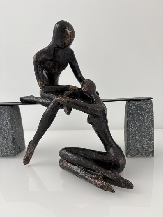 Image 1 of Statua moderna di due persone su una panchina