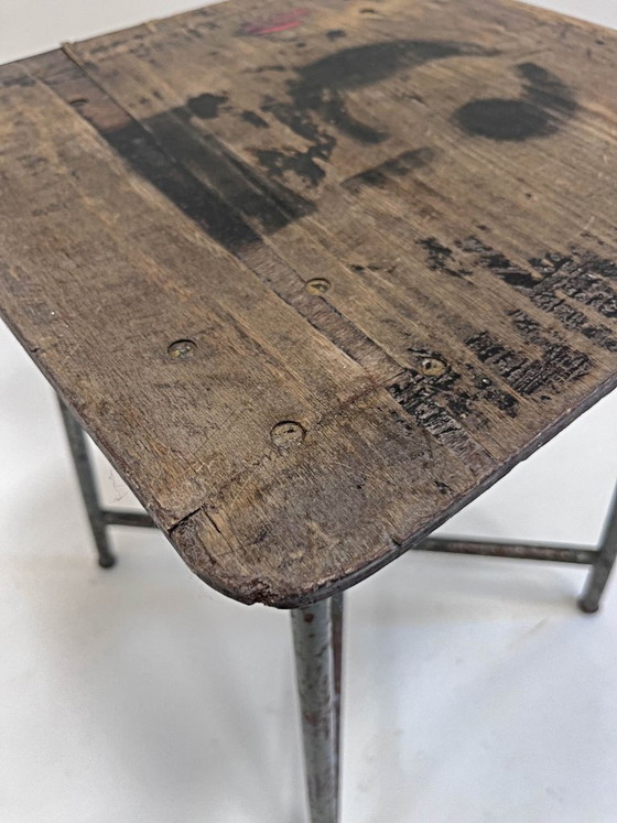 'Five' Belgischer Hocker, Sitz aus Schichtsperrholz mit Schablonierter Ziffer, Stahlgestell, Unikat – Wood (photo 6 of 12)