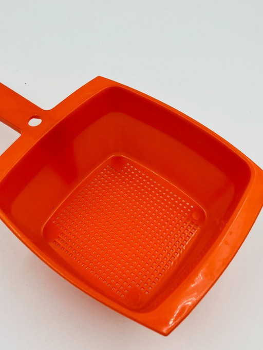 Escurridor de platos vintage de plástico naranja de los años 70.