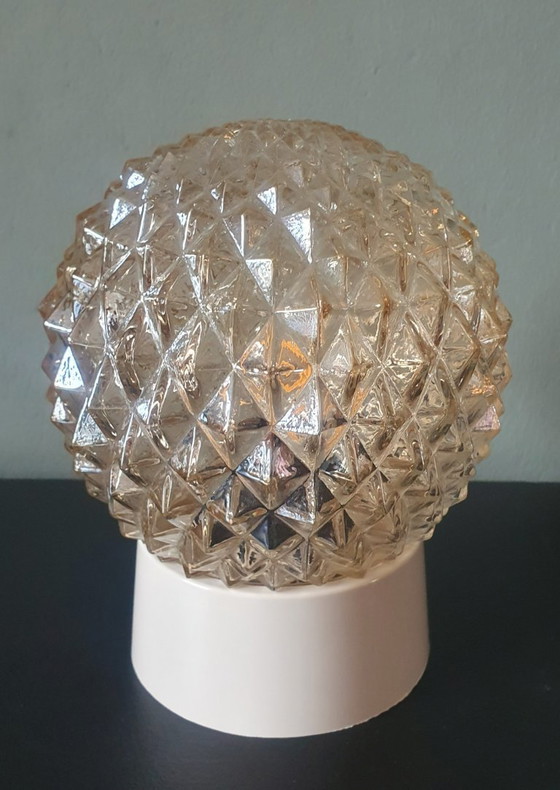 Lampada da soffitto in stile Mid-Century con struttura a pigna/ambra e oro – Plafoniere, Plastic, Glass (photo 7 of 11)