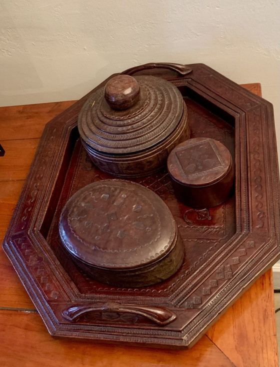Set grande vassoio e tre scatole in legno e pelle - Tuareg Niger - XX secolo – Oggetti decorativi, Wood (photo 2 of 11)