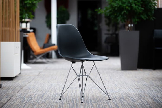 Image 1 of Silla Vitra Eames Plastic Chair Dsr Club
