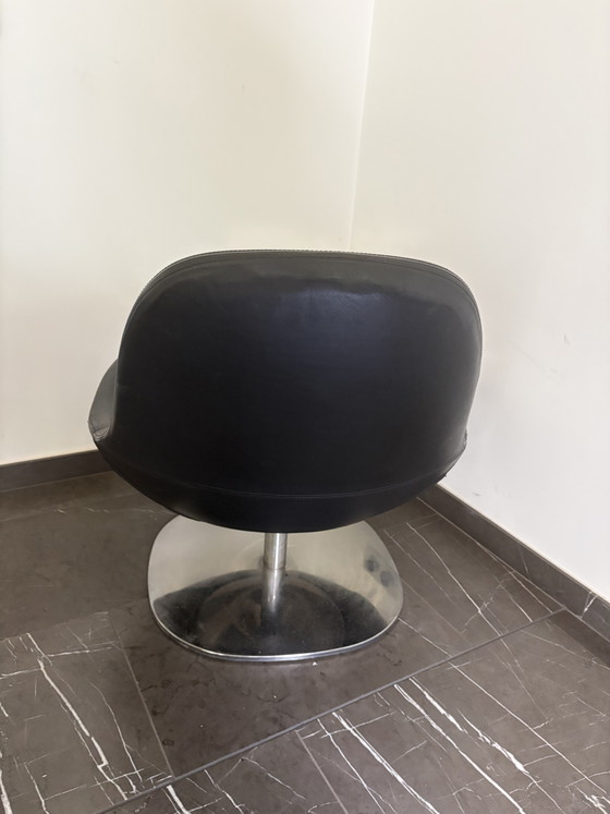 Fauteuil vintage IKEA en cuir noir | Pièce de collection rare, vers 2000 | Piètement chromé, forme du coussin (photo 5 of 5)