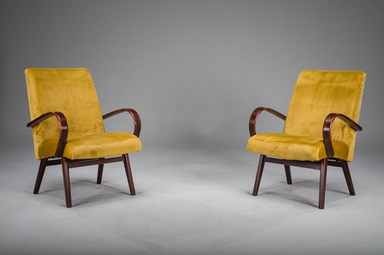 Image 1 of Model 53 fauteuils in mosterdgeel fluweel, toegeschreven aan Jaroslav Smidek voor Ton, jaren 60, set van 2