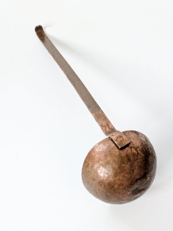 Image 1 of Grande mestolo vintage in rame con manico inciso a mano, decorazione da cucina in stile primitivo europeo.