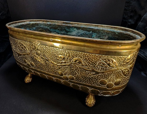 Macetero de latón antiguo – Decoración de hojas y cerezos repujados – c.1900 – Macetas, Brass (photo 4 of 11)