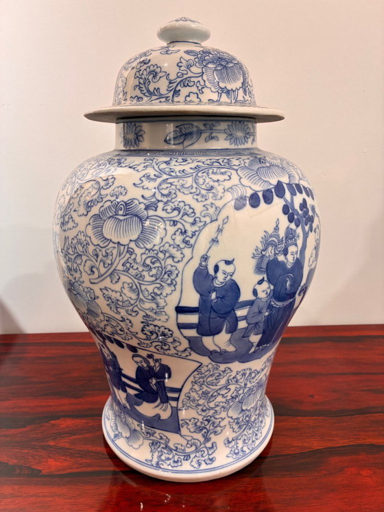 Een paar Chinese porseleinen vazen ​​met deksel in verschillende blauwtinten, met een apocrief Chenghua (photo 11 of 11)