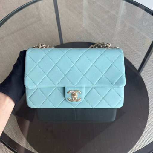 Chanel 2020 Elegante Saison-Klapptasche mit Harzkette – Gestepptes Lammleder in Tiffany-Blau, GHW Nr. 29