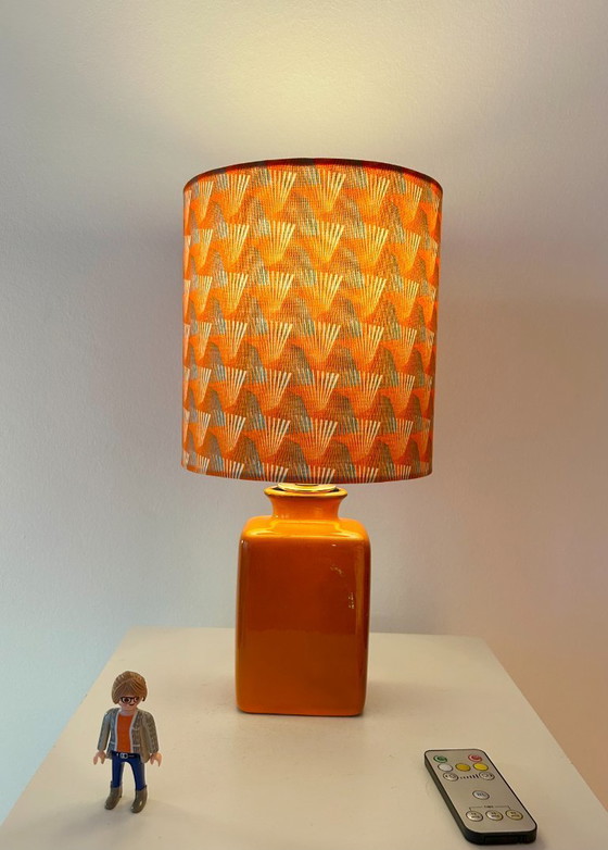 Image 1 of Een haardvaas van West-Duits aardewerk (jaren 60/70) omgetoverd tot een upcycled vaaslamp.