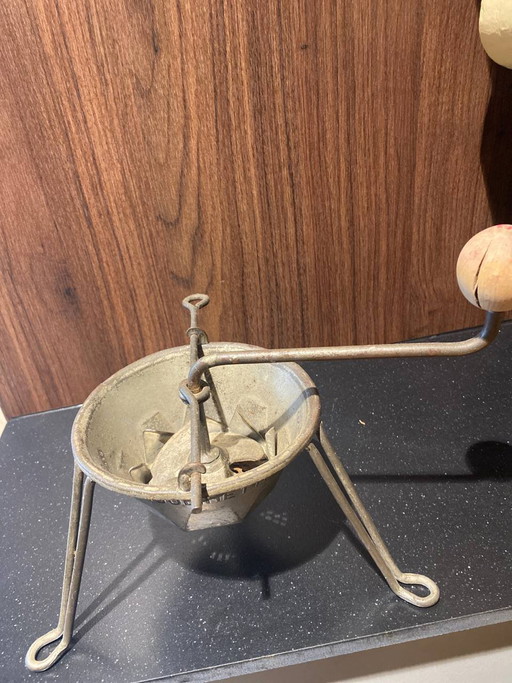 Food Mill Moulinette – Cast Aluminum – Made in France – 1950s-1960s – decoratieve objecten, Aluminium, Wood