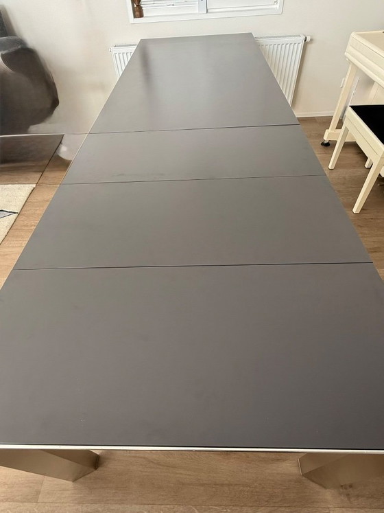 Image 1 of Zu verkaufen: Geräumiger und flexibler Designer-Esstisch