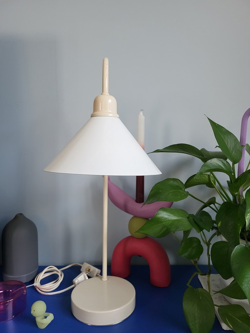 Dänische beige Vintage-Tischlampe mit Emaille-Schirm