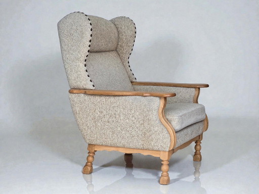 Deense fauteuil met hoge rugleuning uit de jaren 70, bekleed met meubelwol en gemaakt van massief eikenhout.