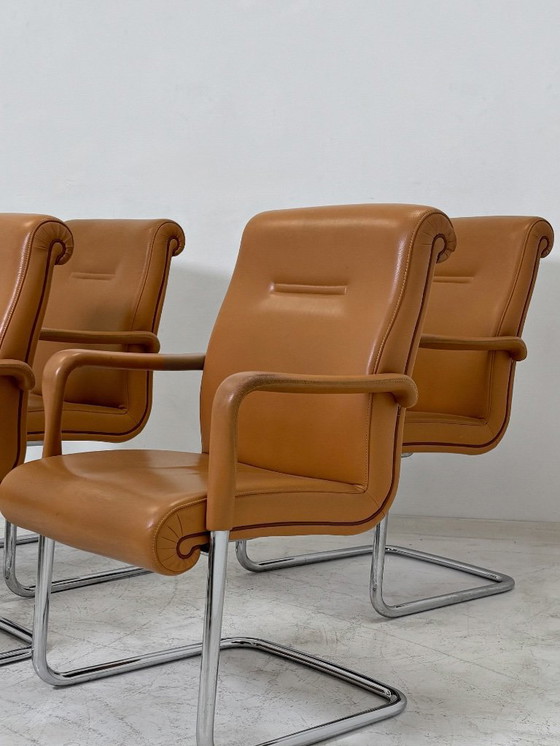 Image 1 of Poltrona Frau Forum