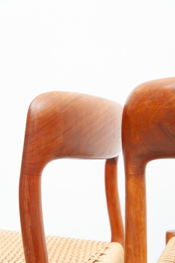Image 1 of 4x eetkamerstoelen model 75 gemaakt van teakhout van Niels Otto Møller voor J.L. Møller Møbelfabrik (jaren 50)