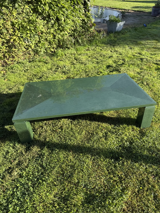 Postmodernes Design Grüner Schildkrötenpanzer mit Messingeinlage Couchtisch, Italien 1980er – Couchtische (photo 5 of 6)
