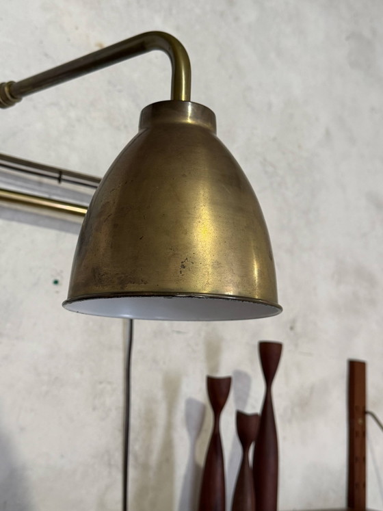 Image 1 of Vintage messing wandlamp met scharnierende arm, Scandinavische stijl