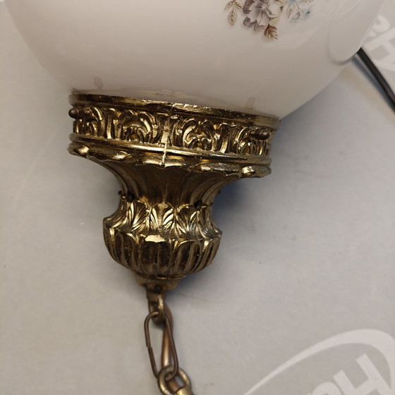 Image 1 of Suspension vintage en verre opalin à motif floral – Aspect laiton – Ampoule incluse