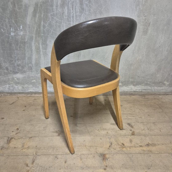 Image 1 of Chaise de salle à manger vintage à dossier incurvé, bois et similicuir, Tchécoslovaquie, années 1970