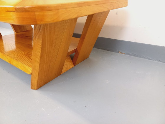 Image 1 of Vintage brutalistische rechthoekige salontafel van massief iepenhout met lade uit de jaren 70.