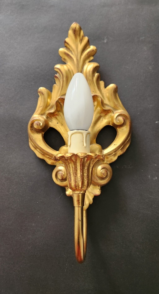 2 Louis XVI Neo-Classical Rocaille Wall Lamps with Gilded Carved Wood Appliqués, Handgeschnitzt, Frankreich – wandlampen