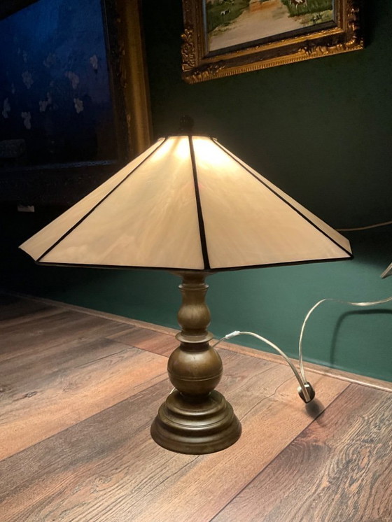 Image 1 of Classic Tiffany style table lamp with an attractive and elegant brass base