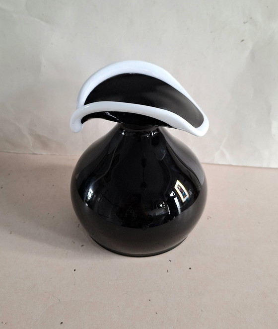 Image 1 of Jerzy Stuczan Orkusz design Glassware Poland. Vase noir avec col blanc. Type Napoléon Huta.