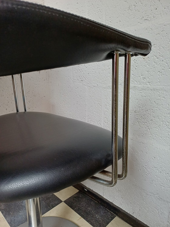 Image 1 of Fauteuil pivotant vintage Börje Johanson avec revêtement en similicuir noir et piètement chromé en forme de trompette