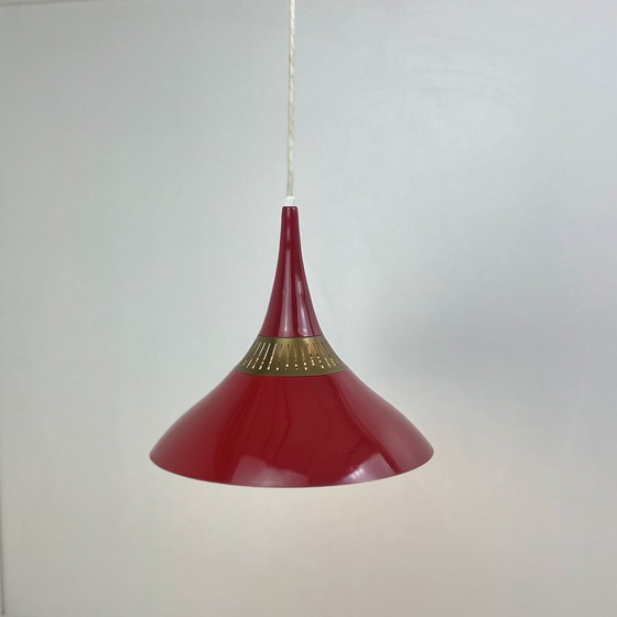 Image 1 of Lampada a sospensione scandinava in metallo rosso e ottone, 1960