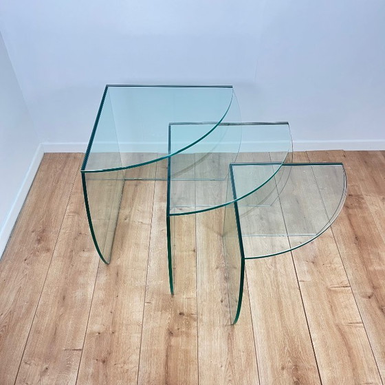 Image 1 of CAMIF set di tre tavolini impilabili in vetro traslucido, 1980