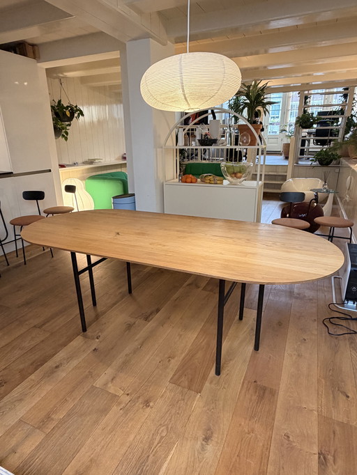Menu Snaregade Oval Table Oak with black metal base