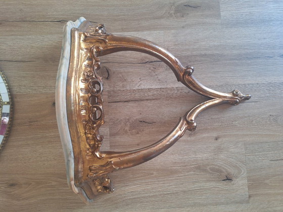 Elegante espejo de pared ovalado de estilo Hollywood Regency con consola de pared de estilo barroco. – Glass (photo 10 of 10)