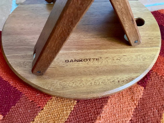 Image 1 of Een paar vintage Bankotte klapstoelen van massief cederhout, geïnspireerd op de "Suzy"-stoelen van Adrian Reed.