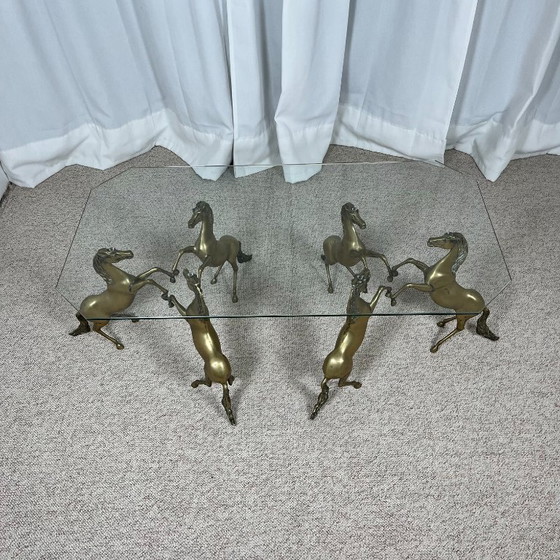 Couchtisch im Hollywood-Regency-Stil, 6 patinierte Messingpferde und Glasplatte, 1970 – Couchtische, Brass (photo 3 of 23)