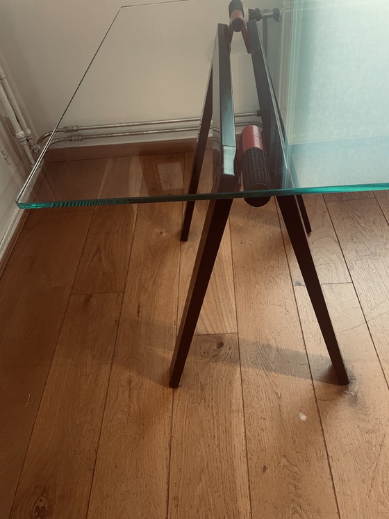 Gaetana Design Bureautafel Met Transparant Glazen Blad Zwart Metalen Poten met rood accent – Zanotta (photo 6 of 13)