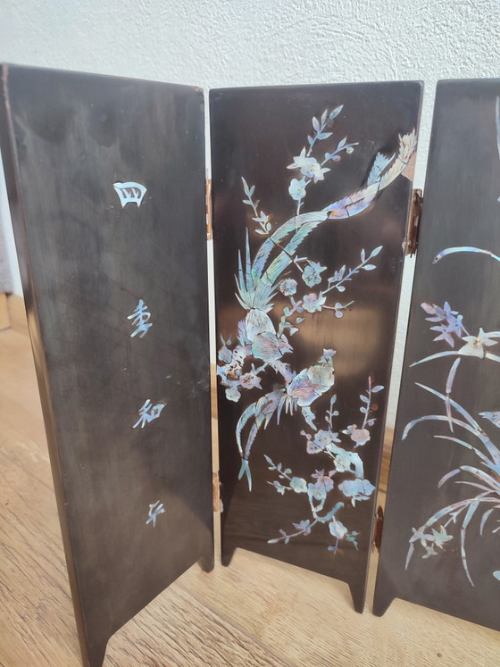 Asiatischer Raumteiler mit Tisch, schwarz lackierten Perlmuttintarsien und gemalten Koi-Karpfen auf einem (photo 11 of 15)