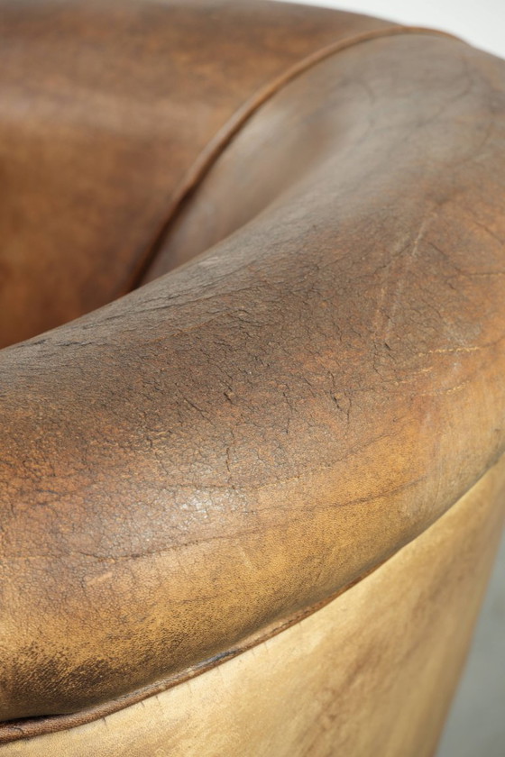 Image 1 of Heerlijke stoere cognac kleurige schapenleren clubfauteuil met een mooie vintage look in Engelse stijl