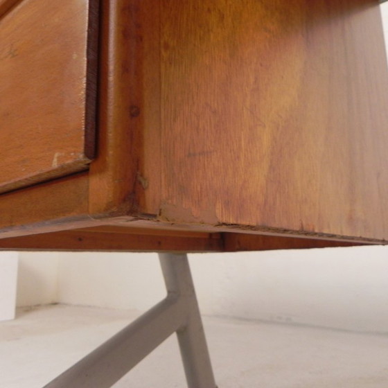 Escritorio industrial con 2 cajoneras, década de 1960. – Wood, Iron (photo 27 of 32)