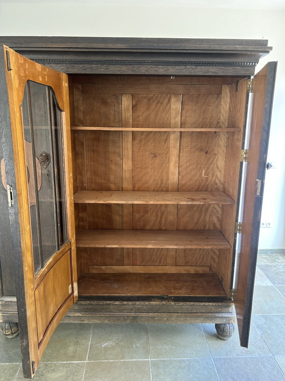Image 1 of Antiker brauner Schrank mit Glas