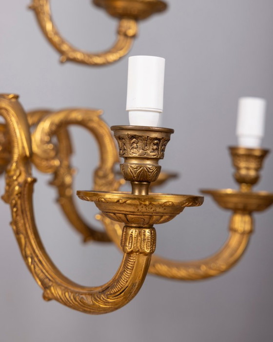 Lampadario classico a 12 luci in bronzo dorato della metà del XX secolo (photo 5 of 15)