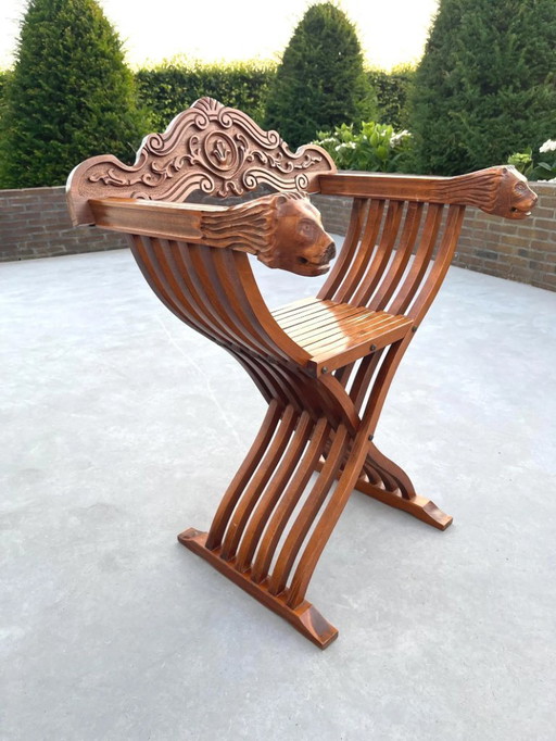 Sedia pieghevole Savonarola in legno intagliato con teste di leone – vintage ca. 1910–1950