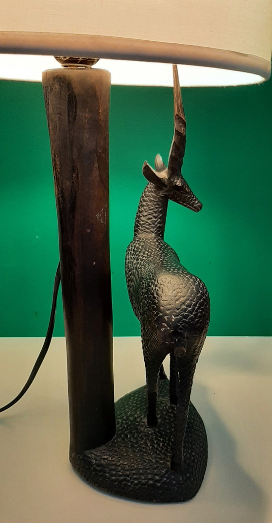 Image 1 of Lámpara de mesa con antílope de ébano, Kenia, década de 1960.
