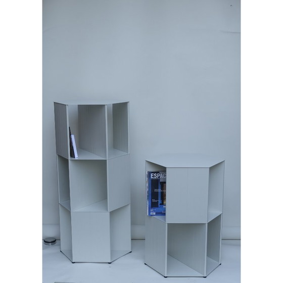 Image 1 of Hexagon di Nendo - libreria indipendente di design / piedistallo / divisorio, 107 cm grigio-bianco